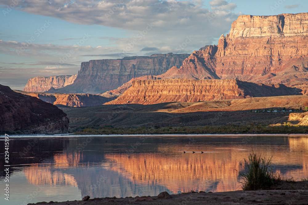 Fototapeta premium sunset reflecting the mountains on the river