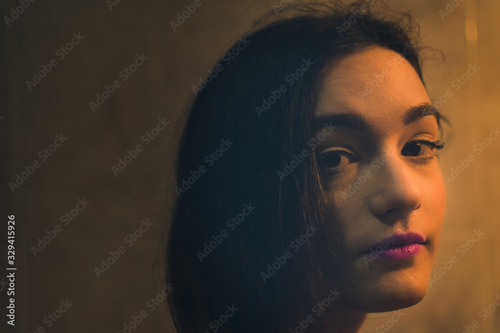 Retrato de una mujer joven triste con los labios morados Retrato de una mujer joven triste con los labios morados