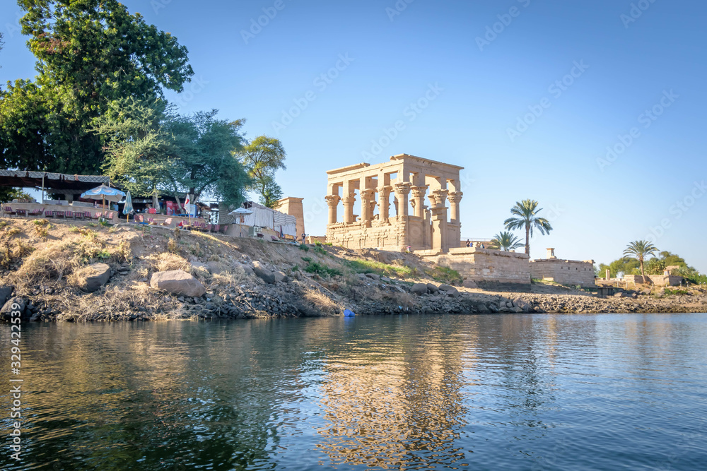 Obraz premium Egyptian Temple skyline and reflection in the Nile