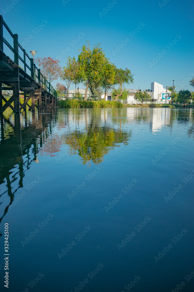 Pequeño Puente en Islita de la terminal de Ómnibus de la ciudad de Saens Peña - Chaco -Argentina Pequeño Puente en Islita de la terminal de Ómnibus de la ciudad de Saens Peña - Chaco -Argentina