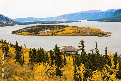 Herbst im Yukon - Seenlandschaft mit Bovi Island