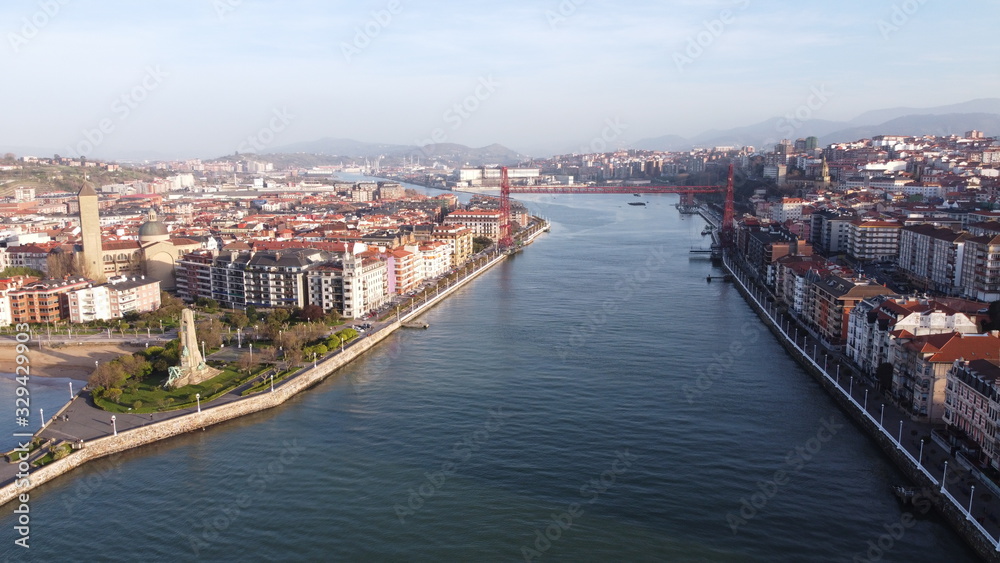 Vista de la Ría de Bilbao con el Puente de Bizkaia al fondo entre Getxo y Portugalete (País Vasco), patrimonio de la humanidad