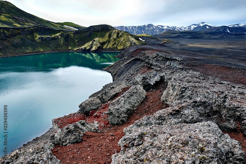 Kratersee mit Gestein in Farbe von Vulkanismus auf Island