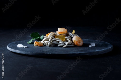 Konstfotografi Angula with prawn and parsley