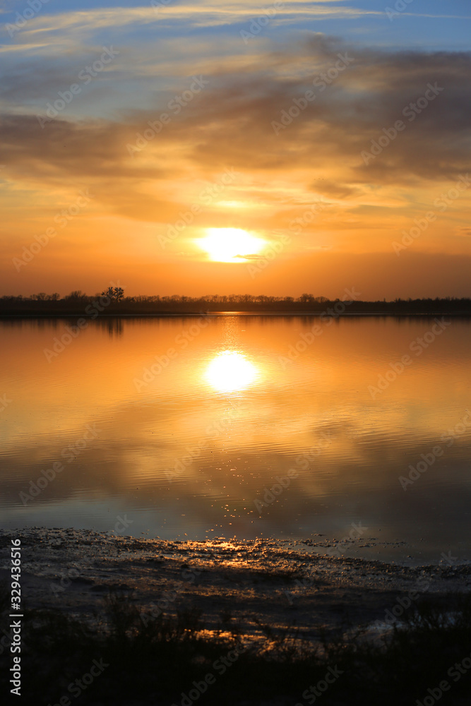 Naklejka premium andscape with sunset on lake