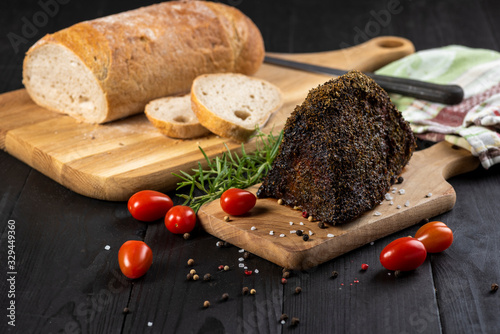 Fotografia well-done roasted beef with fresh herbs
