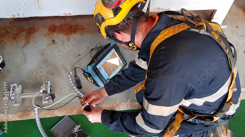 Tableau sur toile NDT Technician making phased array tests on steel