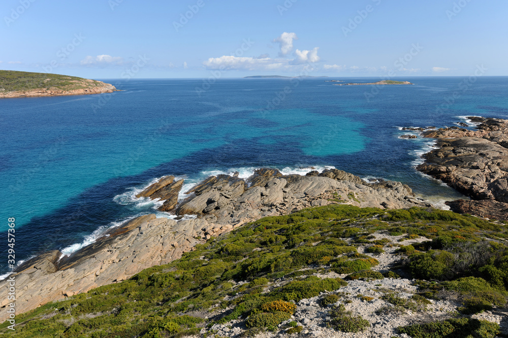 Fototapeta premium Coastal view at Observatory Point, near Esperance, Dalyup, WA, Australia