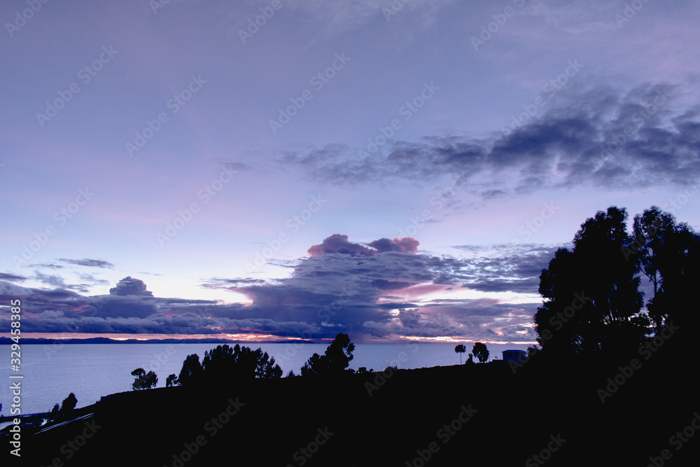 Obraz premium Amanecer en una isla