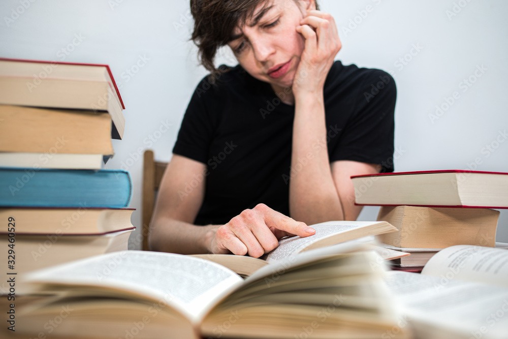 Junge Studentin liest unzufrieden in Büchern Junge Studentin liest unzufrieden in Büchern