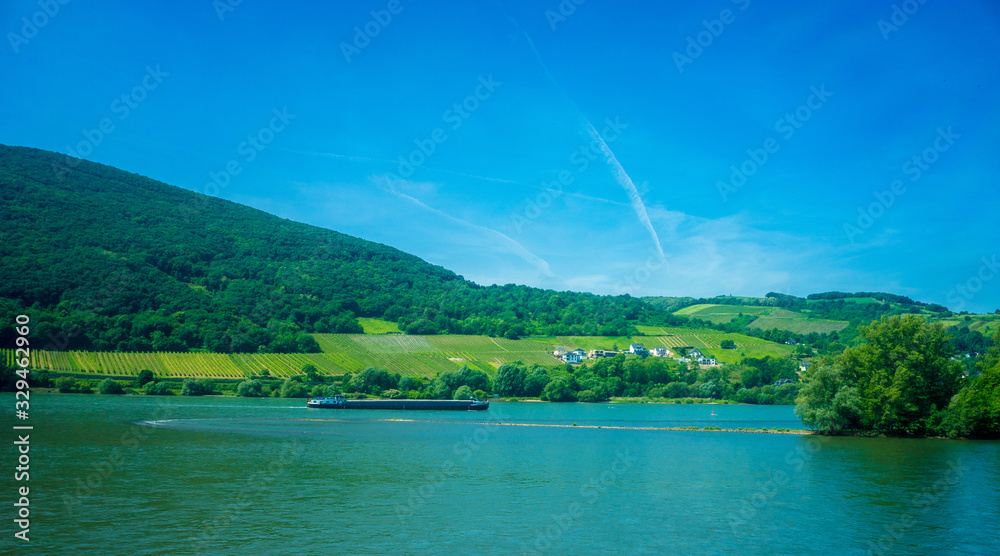 Φωτογραφία Germany, Hiking Frankfurt Outskirts, a large body of water with a mountain in th