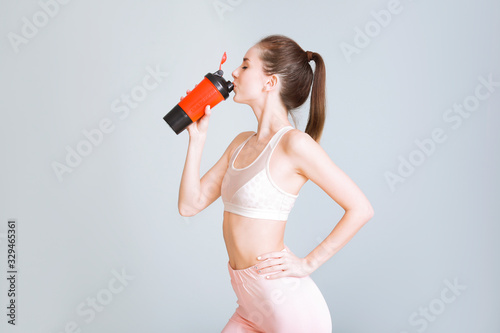 Sporty young woman with pro...