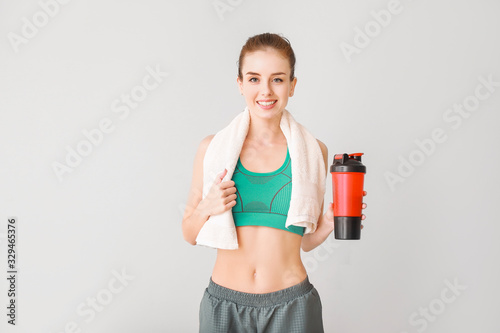 Sporty young woman with pro...