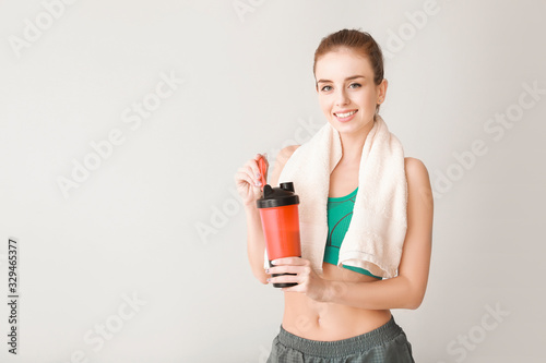 Sporty young woman with pro...