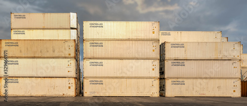 Fotografia bulk of stacked controlled atmosphere containners at containers yard