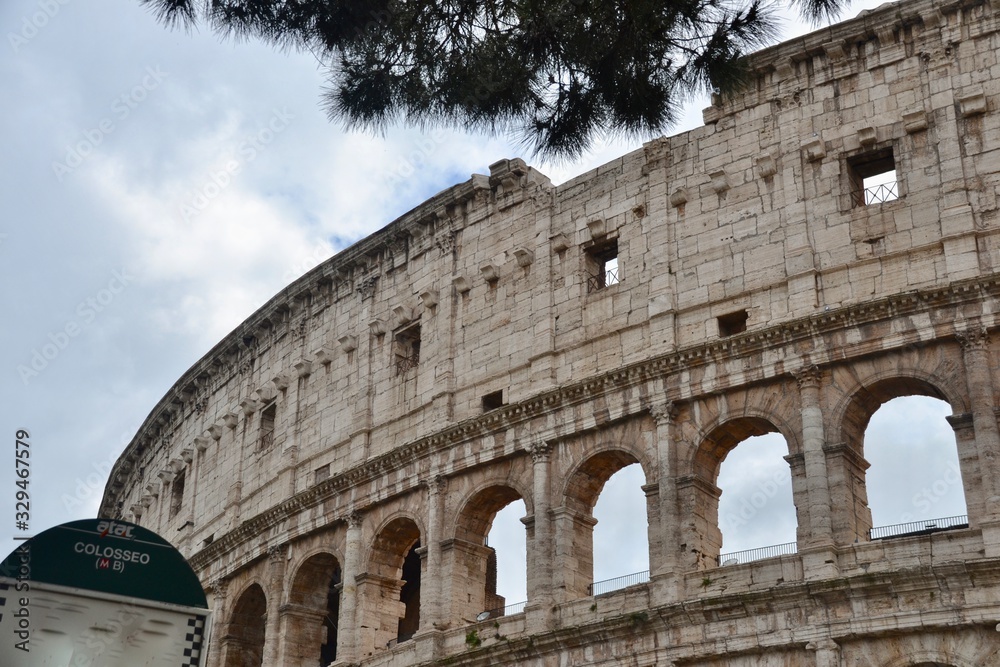 Obraz premium Ancient Roman Colosseum in Rome Italy