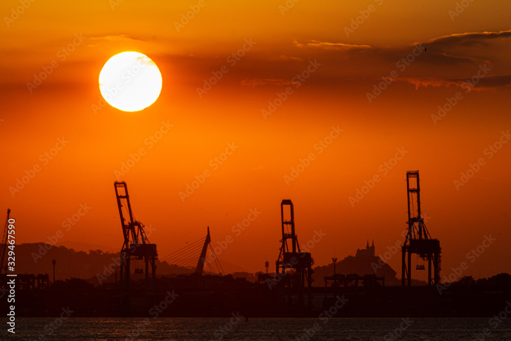 Pôr do sol no porto da cidade