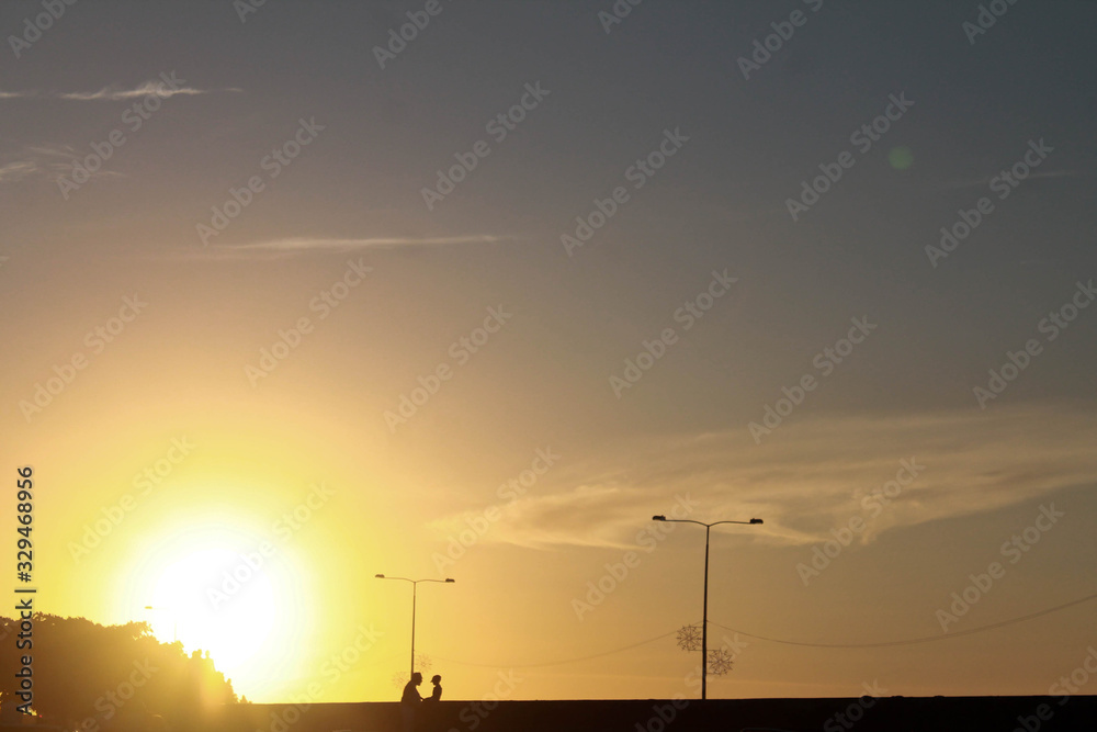 Pareja contrastada por el sol en el atardecer de Cartagena. Pareja contrastada por el sol en el atardecer de Cartagena.