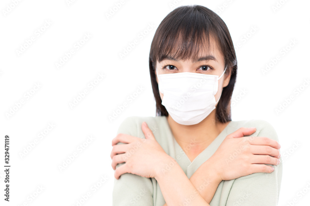 寒がるマスクをした女性