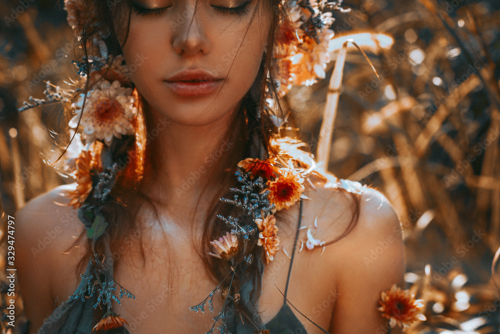 Φωτογραφία close up portrait of young and tender woman on a feild at sunset