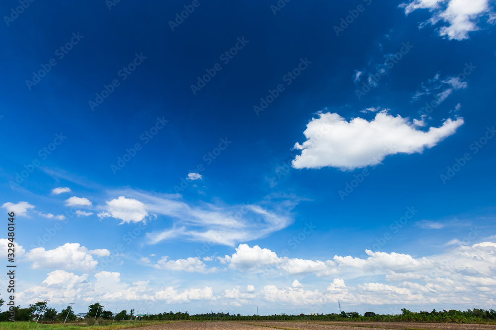 Obraz premium beautiful airatmosphere bright blue sky background abstract clear texture with white clouds.