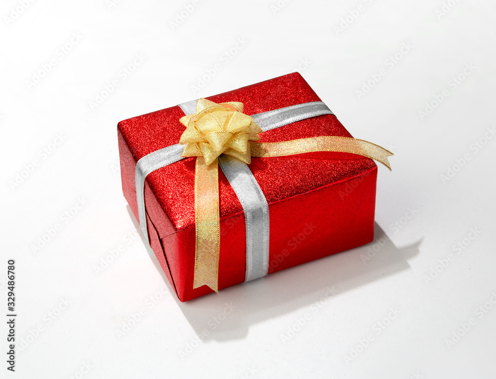Obraz premium Red gift box with ribbon isolated on white background