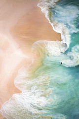 Sierkussen Luchtfoto strand Zonsondergang Kelingking Beach Nusa Penida  © Travel Wild