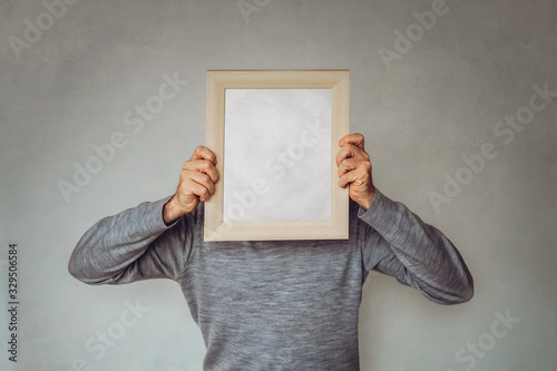 Konzept für Marketing, Zielgruppen, Buyer Persona - Geschäftsmann bedeckt sein Gesicht mit einem Bilderrahmen