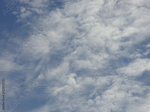  푸른 하늘과 구름