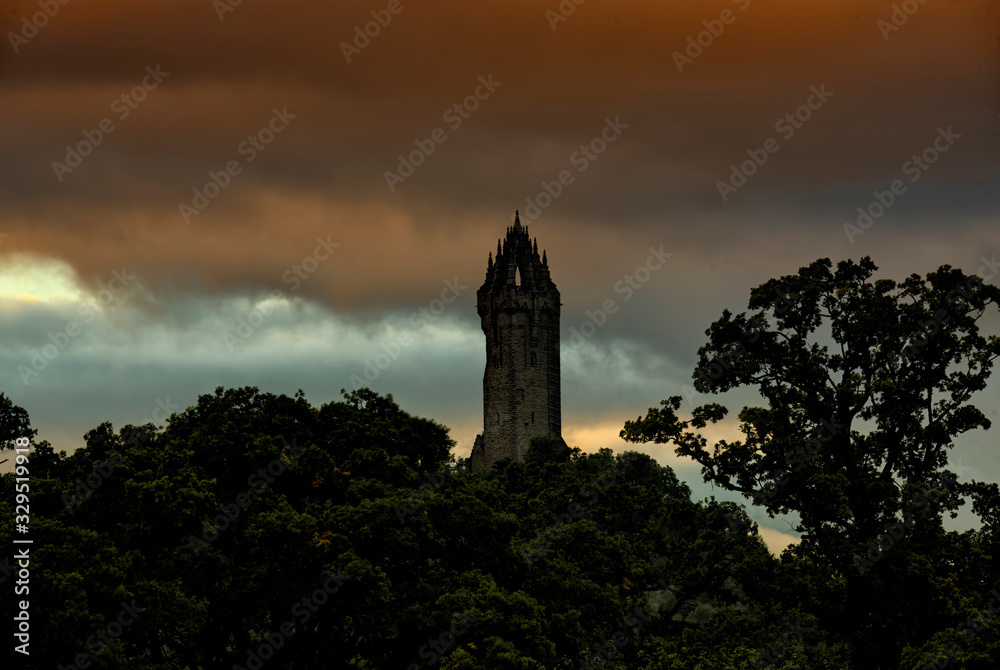 Obraz premium Famous Scottish tower with a moving past