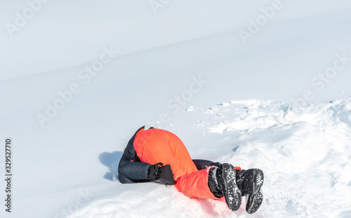 Obraz na płótnie girl landing with her head on the fresh snow w salonie