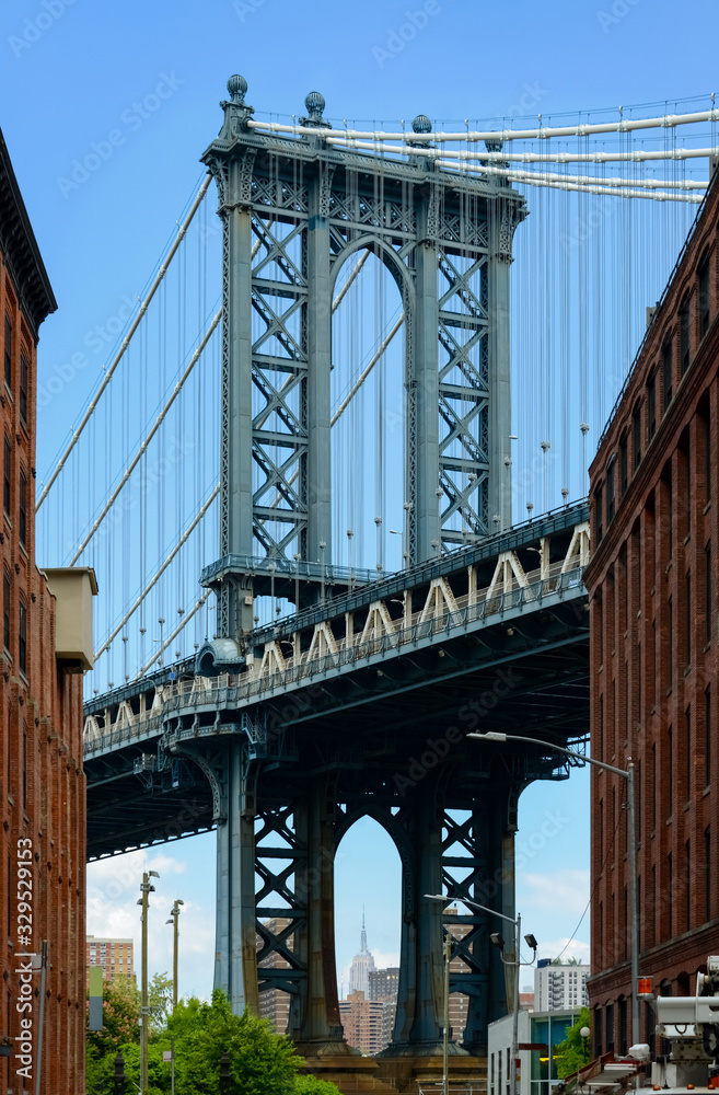 Fototapeta premium Manhattan Bridge Brooklyn Dumbo New York Empire State Building tło czarno białe budownictwo inżynieria metro dwupoziomowy pylon East River połączenie 1910 atrakcja