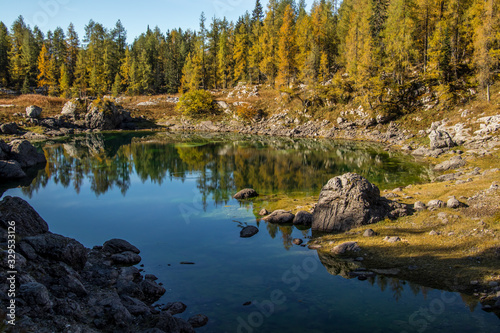 Fototapeta Naklejka Na Ścianę i Meble -  The Double Lake with larch trees at Seven Lakes Valley