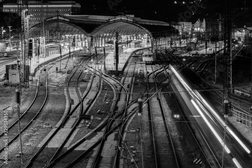 Hagen Hauptbahnhof Nacht Langzeitbelichtung Eisenbahn Verkehr Deutschland Westfalen Knotenpunkt Gleise Schienen Weichen Signale Züge Wischer Atmosphäre Bahnsteige Abfahrt Reise Verbindung schwarz weiß photo