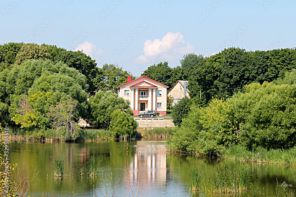 Obraz premium beautiful cottage in the woods by the lake