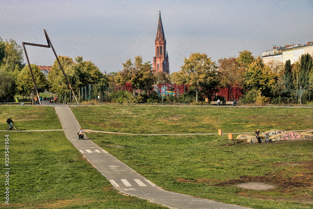 berlin, germany - görlitzer park im herbst