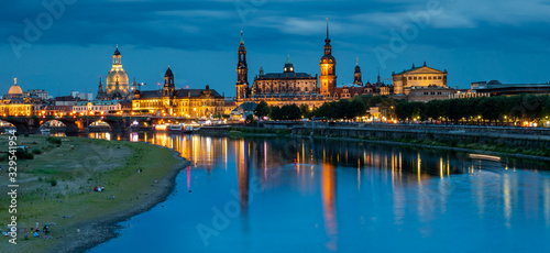 Panorama Skyline von Dresden mit Elbe bei Nacht