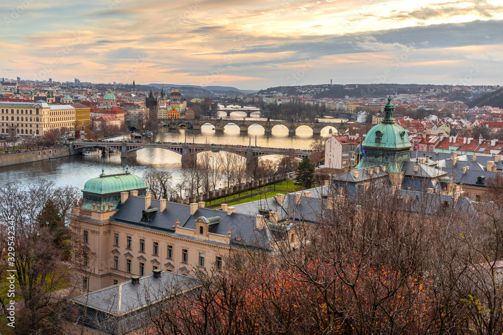 Obraz premium Panoramic view of the sunset at Prague