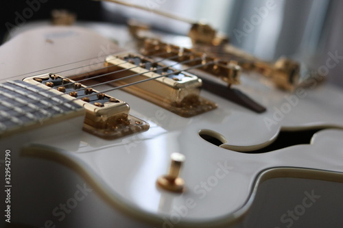 Guitar eletric gold and white