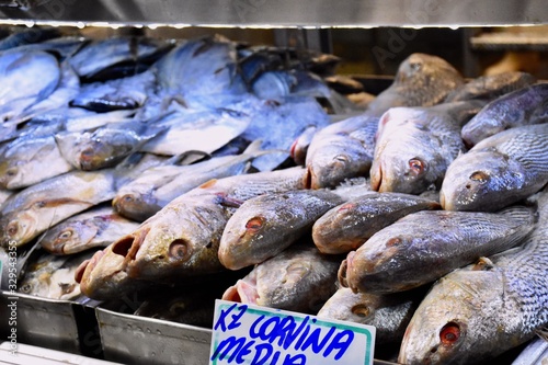 Peixe sendo vendido no mercado. photo