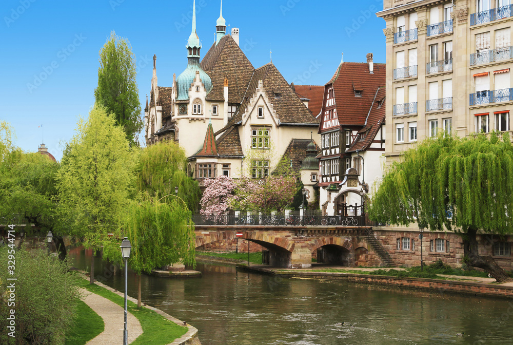 Le pont Saint Etienne sur l'Ill et le lycée des pontonniers à Strasboug. France..