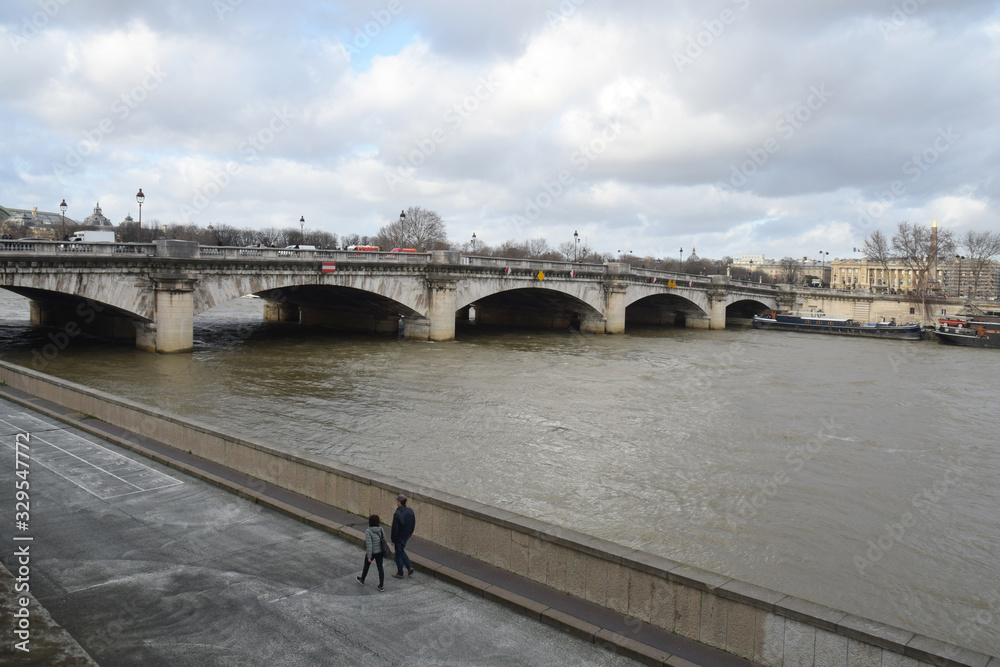Fototapeta premium Paris, France : le pont de la Concorde enjambe la Seine.