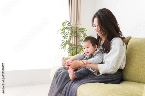 家でリラックスをするお母さんと赤ちゃん