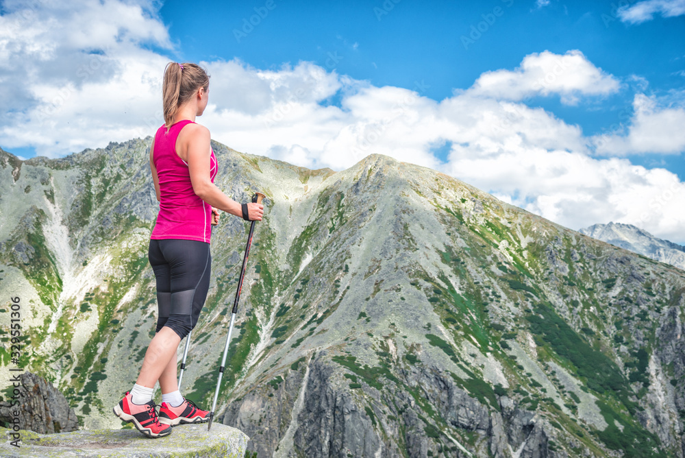 Naklejka premium Young woman hiking in the mountains