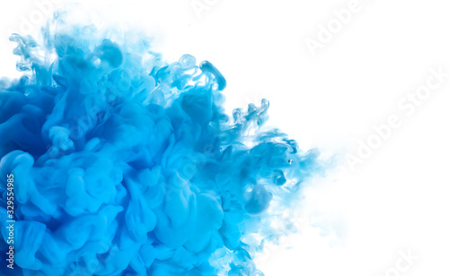 Niebieski atrament akrylowy w wodzie. Wybuch koloru. Farba Tekstury