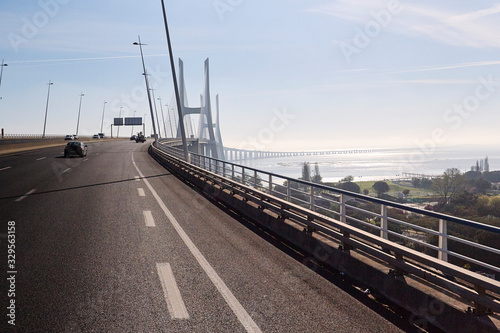 Wallpaper Mural Carretera por puente colgante suspendido sobre el agua. Torontodigital.ca