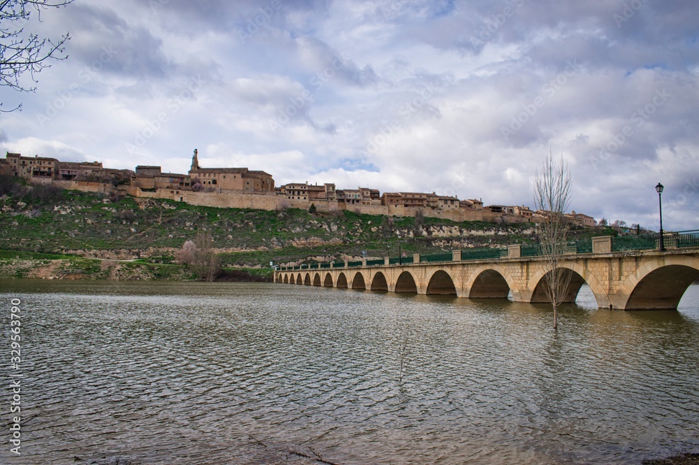 Obraz premium Maderuelo y puente sobre el embalse de Linares
