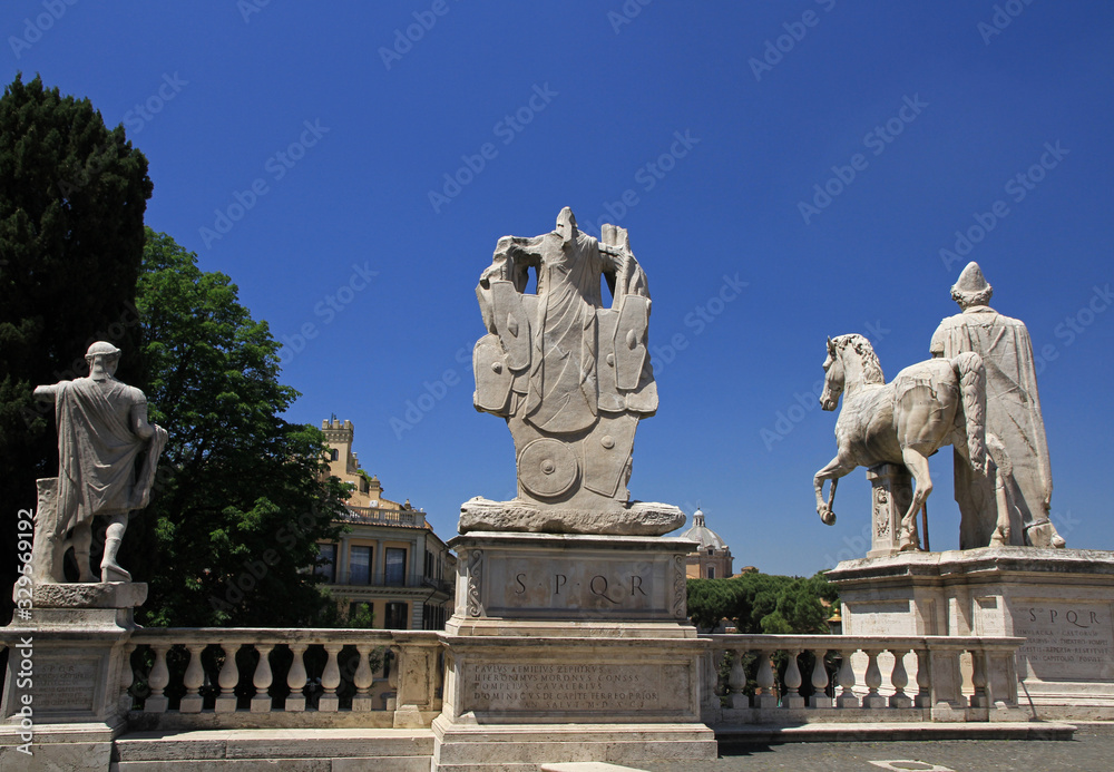 Obraz premium Ancient statues in Rome, Italy
