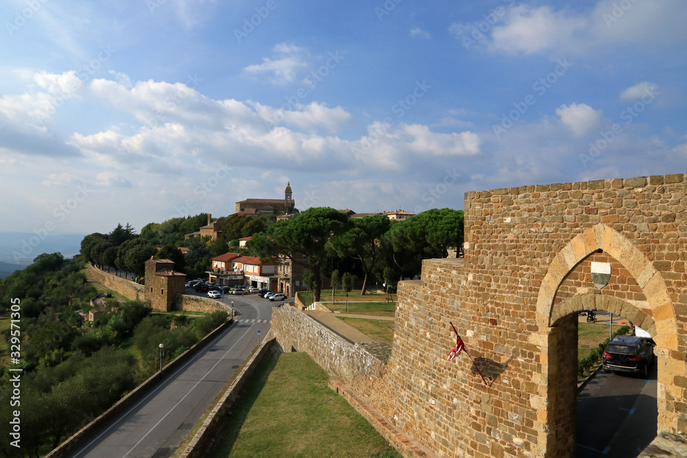 Naklejka premium Old town in Montalcino, Tuscany, Italy