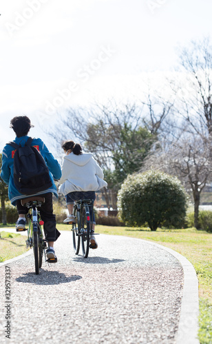 春の公園で自転車を乗っている子供